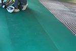 化工設備車間鋼花紋地板上鋪設防靜電橡膠地墊怎么固定？